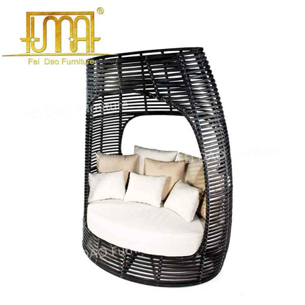 Outdoor Lolah Capsule chair