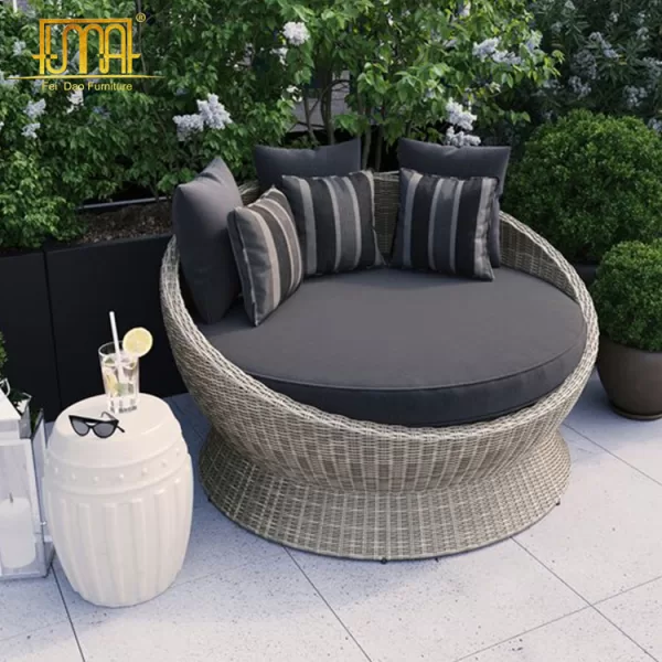 Outdoor Wicker Patio Daybed