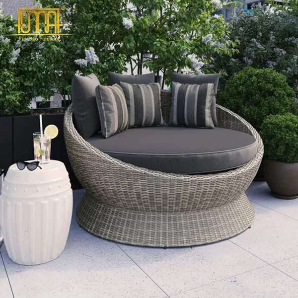 Outdoor Wicker Patio Daybed