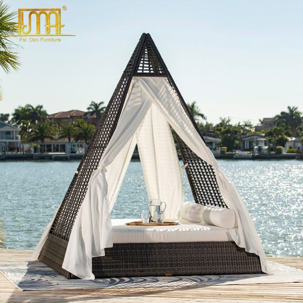 Pyramid Daybed