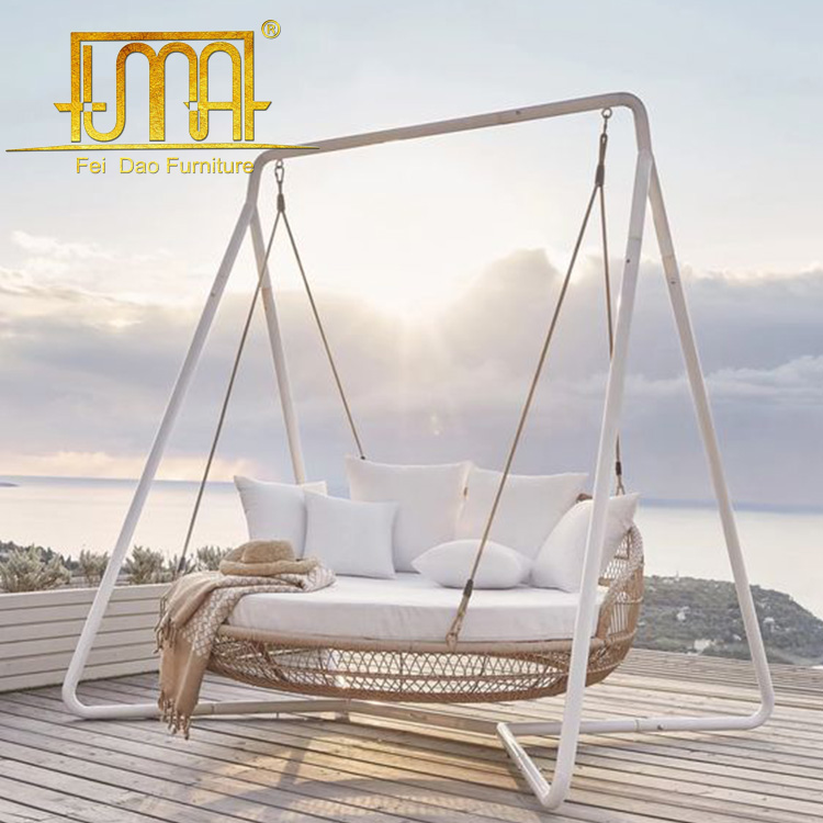 Innovative Designs in Outdoor Swing Beds