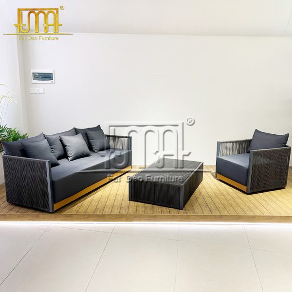 Outdoor Sofas and Sectionals